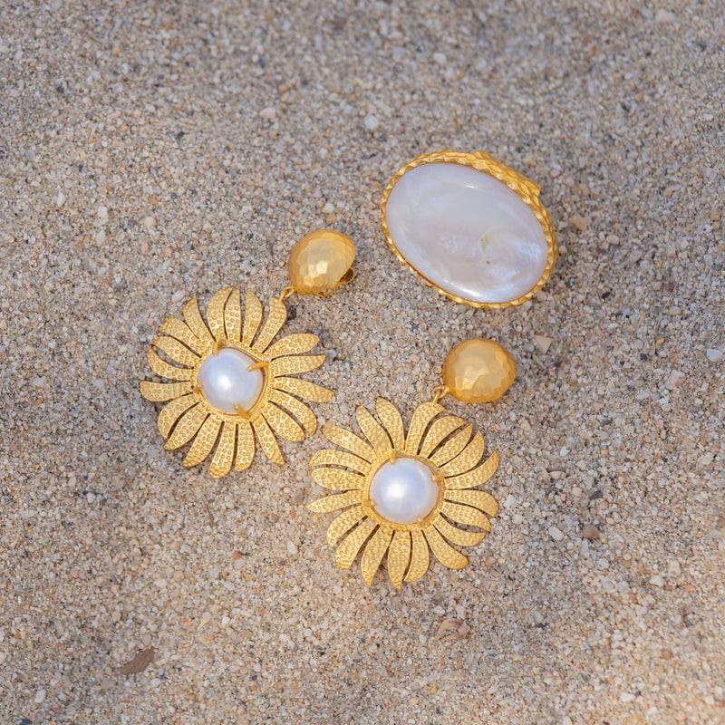 Anemone's Charm Drop Earrings - Pearl